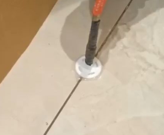 港南瓷砖空鼓维修公司专业解答瓷砖在铺贴过程中，如果没有涂抹均匀到位的粘结材料（如水泥砂浆或瓷砖胶），可能会导致以下问题