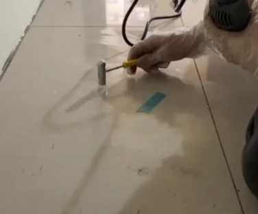 港南瓷砖开裂维修公司专业分享瓷砖在铺贴前如果没有沥干水分，将会导致以下问题
