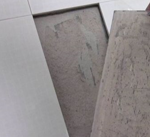 港南瓷砖空鼓维修公司分享瓷砖铺贴时如果打浆（即涂抹在瓷砖背面和基层上的砂浆或瓷砖胶）过少，会带来以下问题